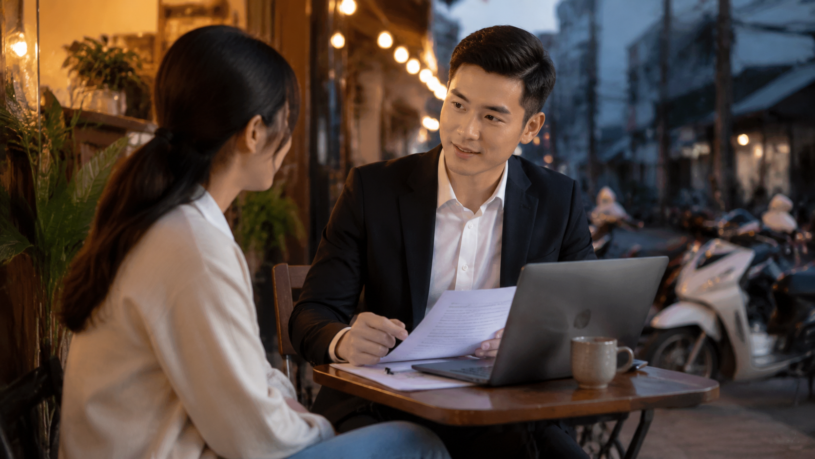 Nhân viên hỗ trợ vay tiền Bình Thạnh tại quán cà phê